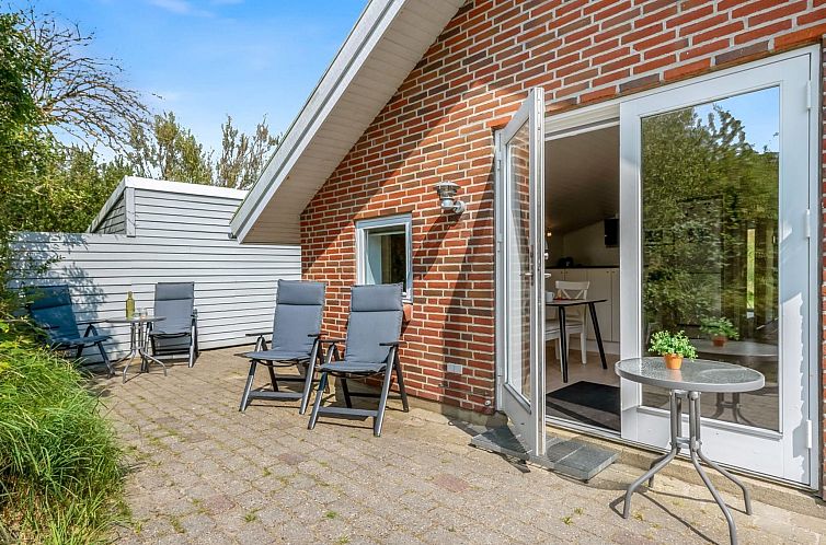 Vakantiehuis "Danica" - 500m from the sea