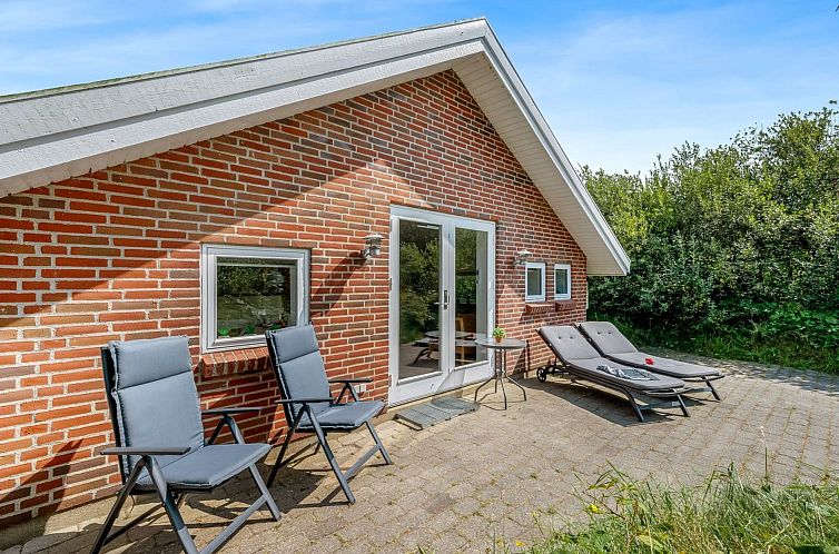 Vakantiehuis "Danica" - 500m from the sea