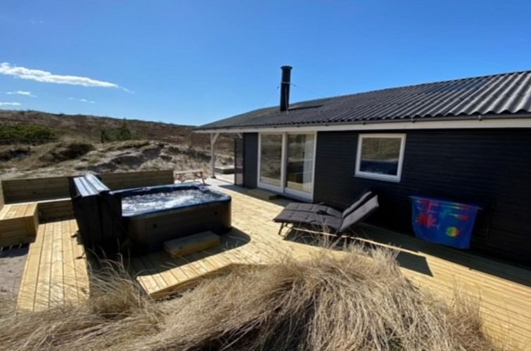 Vakantiehuis "Martti" -  from the sea