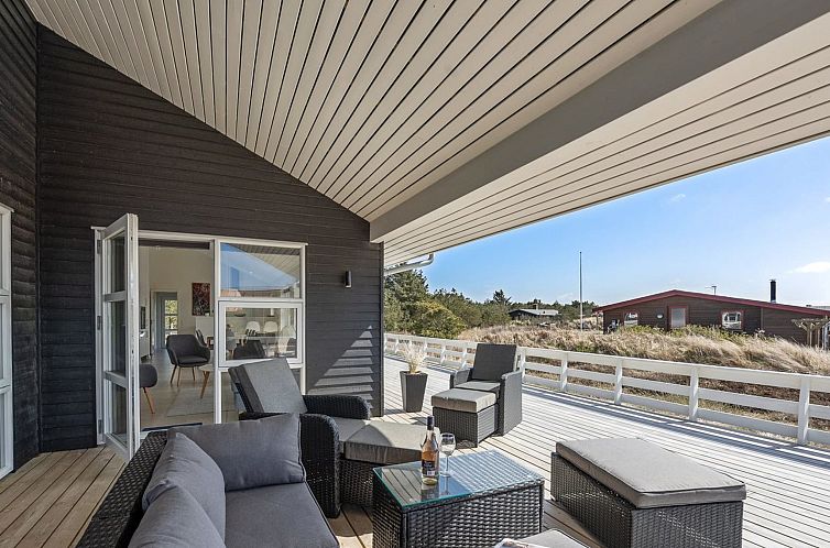 Vakantiehuis "Karen" - 900m from the sea