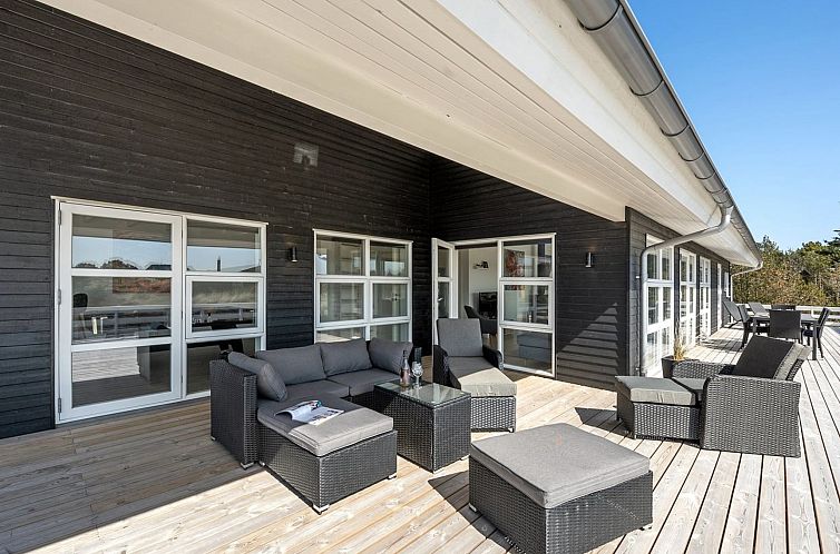 Vakantiehuis "Karen" - 900m from the sea