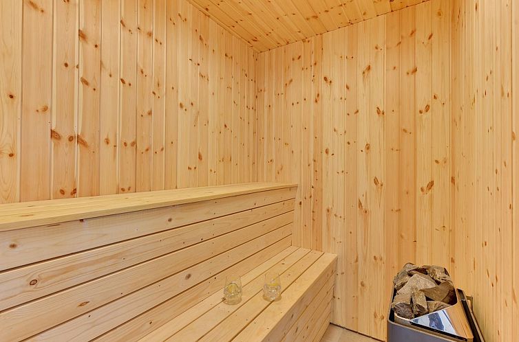 Vakantiehuis "Karen" - 900m from the sea