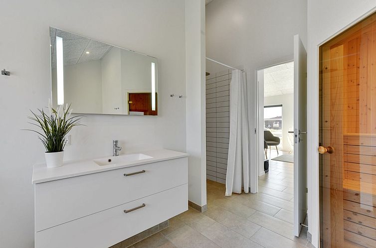 Vakantiehuis "Karen" - 900m from the sea