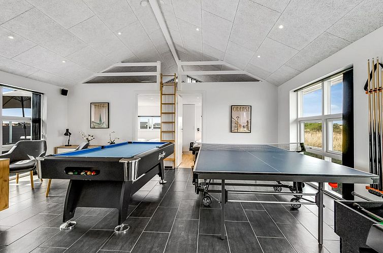 Vakantiehuis "Ennie" -  from the sea