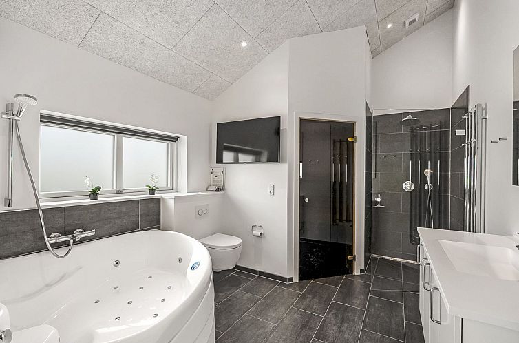 Vakantiehuis "Ennie" -  from the sea