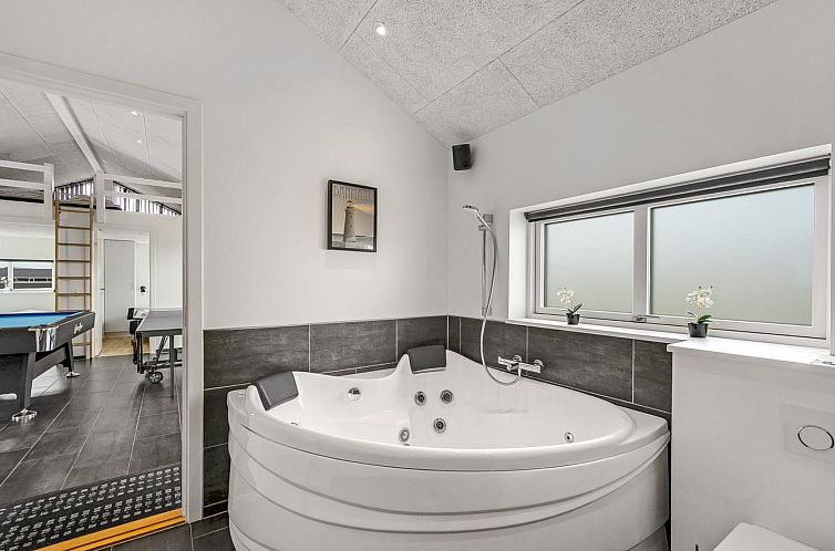 Vakantiehuis "Ennie" -  from the sea