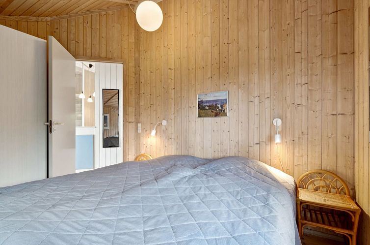 Vakantiehuis "Henric" - 75m from the sea