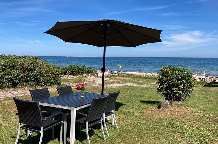 Vakantiehuis "Silke" - 10m from the sea