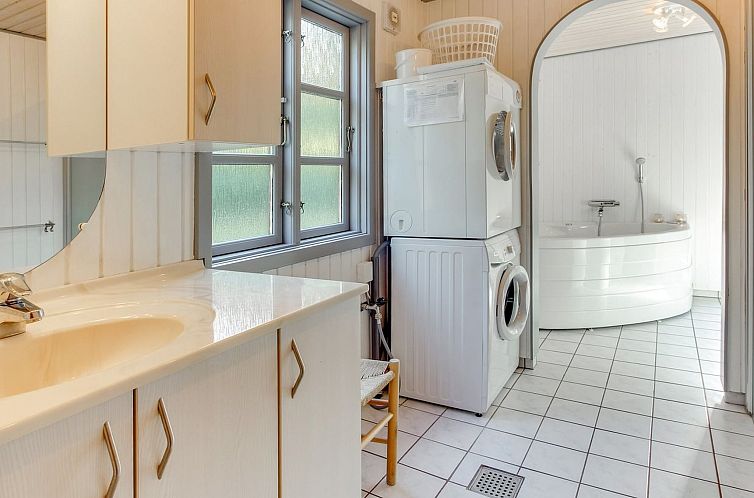 Vakantiehuis "Elona" - 950m from the sea