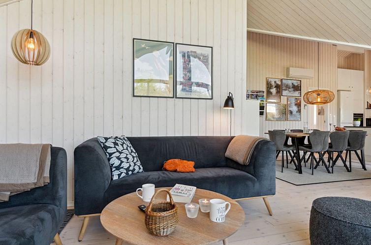 Vakantiehuis "Kristiarn" - 1.1km from the sea