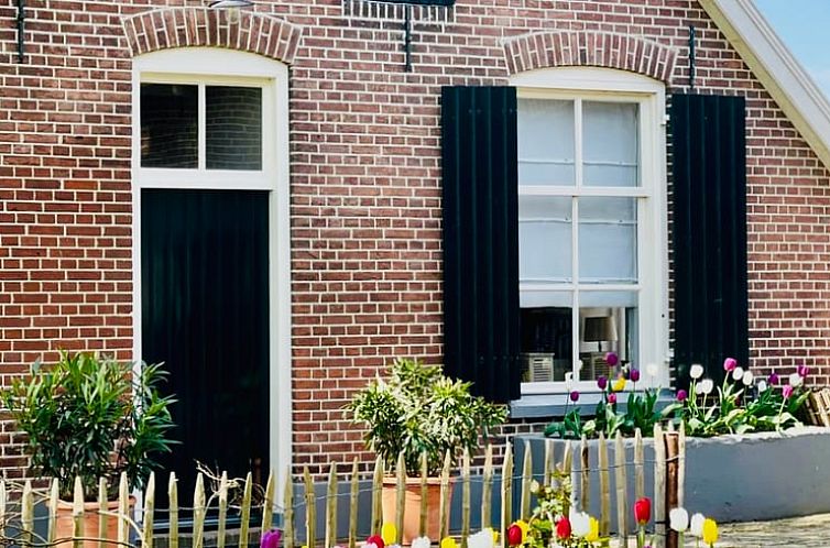 Vakantiehuis in Epse met kleurrijke bloemen voor de deur in Achterhoek, Gelderland.