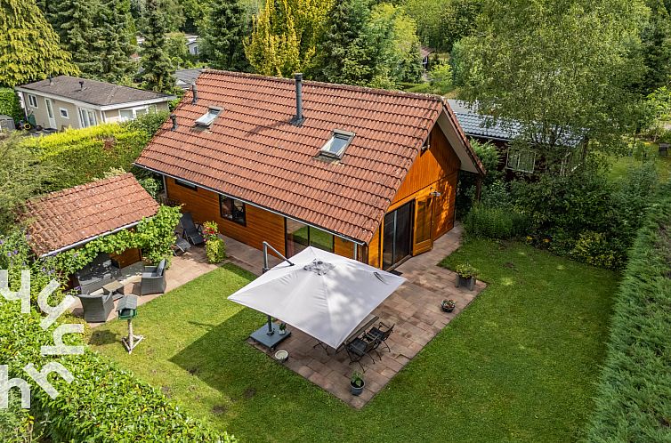 Luftaufnahme des Ferienhauses DG1779 in Harfsen, Achterhoek mit grosser Terrasse und gruener Umgebung in Gelderland.