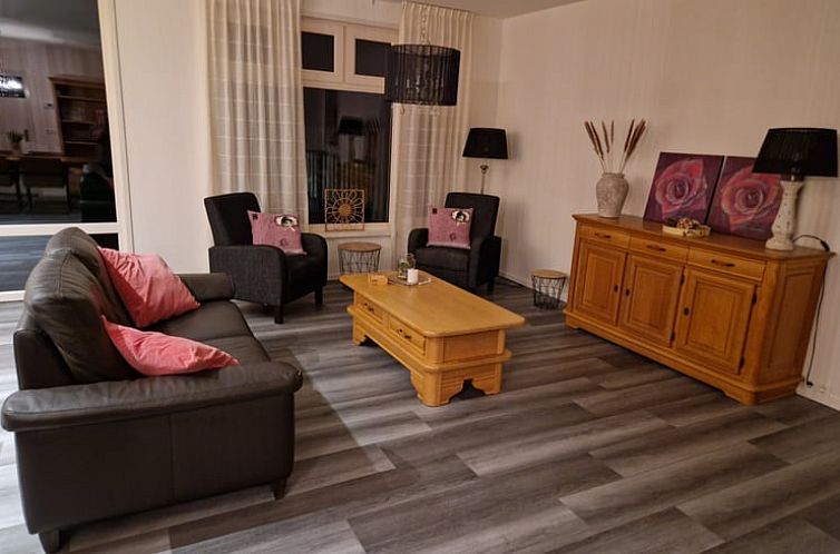 Gezellige woonkamer in Vakantiehuisje in Wichmond, Achterhoek, met comfortabele zithoek en stijlvolle inrichting.