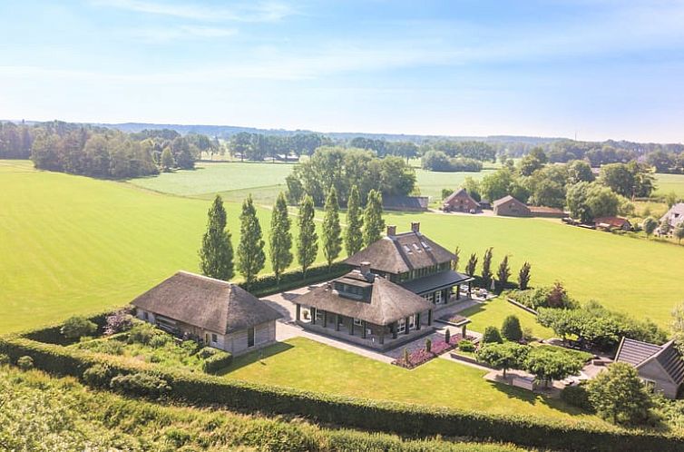 Luchtfoto van Vakantiehuisje in Doetinchem, omgeven door groene velden in de Achterhoek, Gelderland.