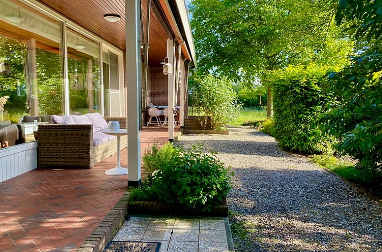 Geniet van de serene veranda van Vakantiehuis in Joppe, gelegen in de groene Achterhoek, Gelderland.