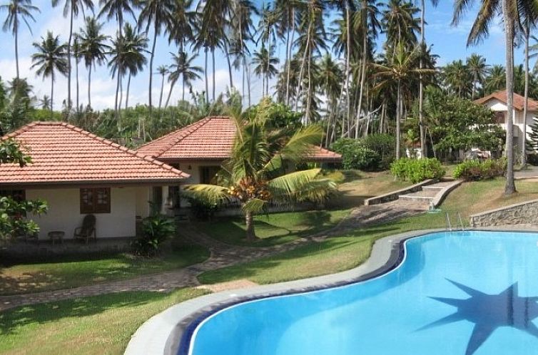 Geniet van de serene omgeving van Briddens Cabanas, een vakantieverblijf in Katuneriya, Sri Lanka, met een uitnodigend zwembad en groene tuinen.