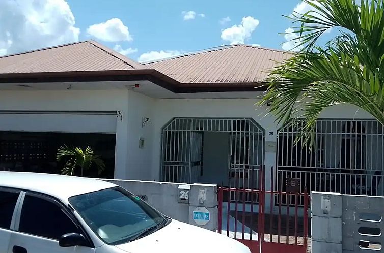 Geniet van VillaParK - INDIRA, een charmant vakantiehuis in Paramaribo, Suriname met ruim terras.