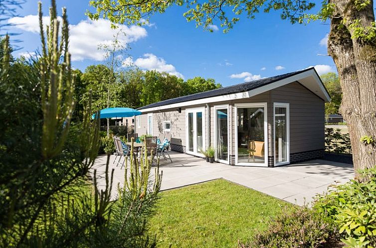 Ferox XL Ferienhaus fuer 5 Personen in Beekbergen, Veluwe, mit sonniger Terrasse und gruenem Garten, ideal zum Entspannen in Gelderland.