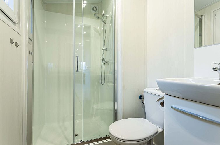 Modernes Badezimmer im Ferienhaus Luna, Ede, Veluwe, mit Dusche und Toilette.
