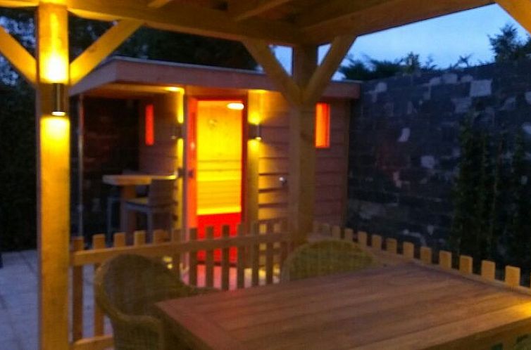 Illuminated porch at De Leuvenhorst bungalow in Harderwijk, Veluwe, ideal for relaxing evenings.