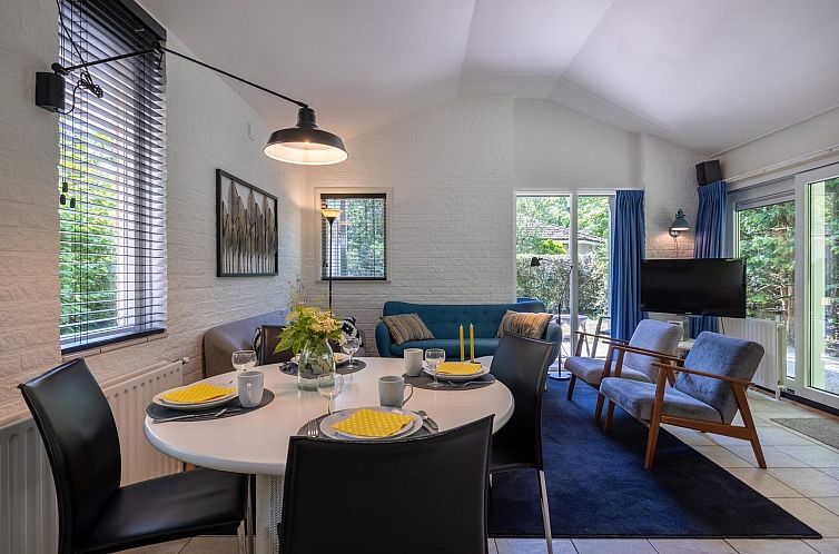 Family Bungalow in Harderwijk, Veluwe, Gelderland with green garden and terrace.