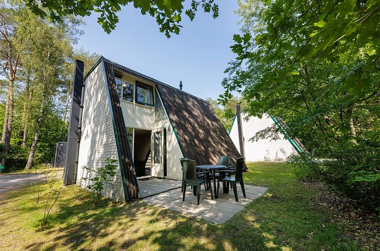 Ontdek de Classic 4 bungalow in Hoenderloo, Veluwe, Gelderland, met een zonnig terras en omringd door weelderige natuur.