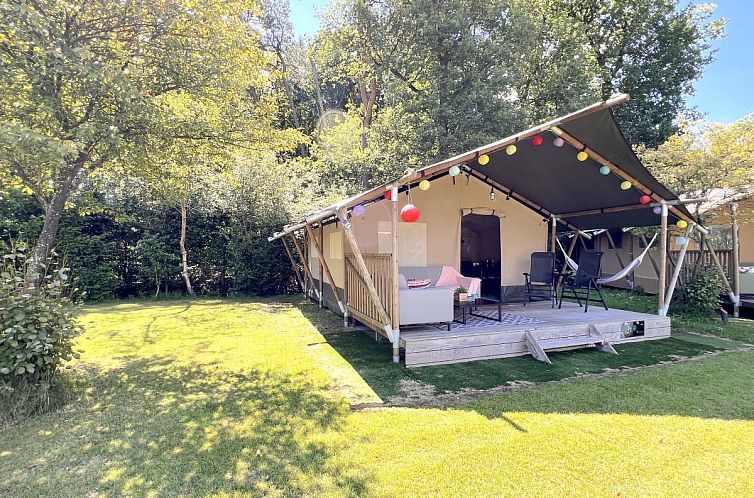 The Bee tent house in Hulshorst with cozy porch and green surroundings, Veluwe, Gelderland.