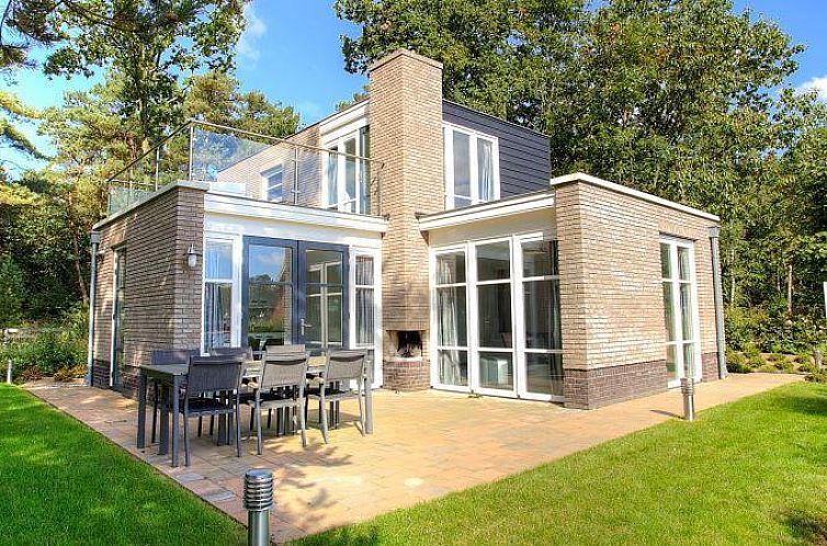 Beekvilla 6 vakantiehuis in Otterlo, Veluwe, met ruim terras en groene omgeving, ideaal voor een ontspannen verblijf in Gelderland.