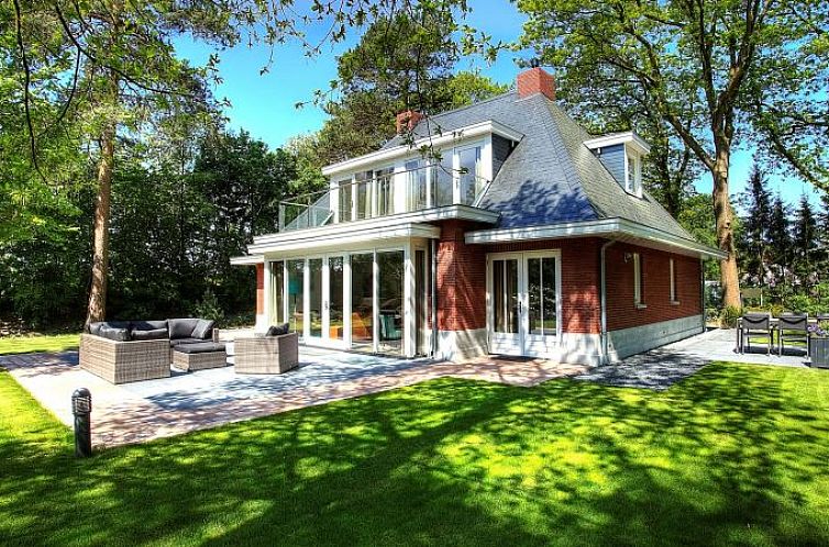 Chalet in Otterlo with spacious garden and terrace, located in the Veluwe, Gelderland.