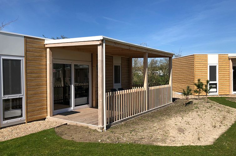 Freistehendes Haus in Nunspeet mit Holzveranda, gelegen in der gruenen Umgebung der Veluwe, Gelderland.