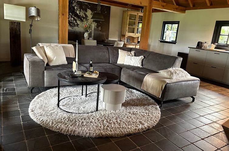 Gezellige zithoek in Huisje in Wekerom, Veluwe, Gelderland, perfect voor ontspanning in een vakantiehuis.