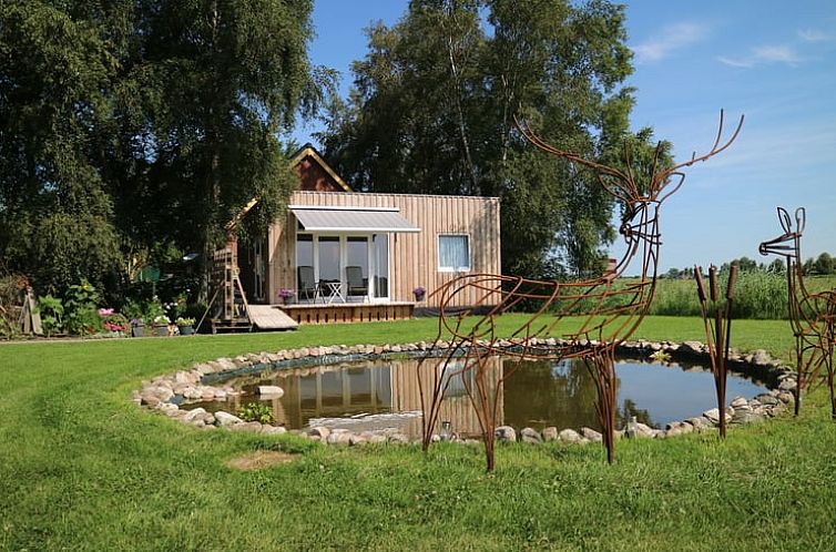 Rustiek Vakantiehuis in Overschild met vijver en kunst in Noordoost Groningen.
