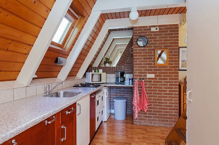 Moderne keuken in vakantiehuis Robbenoort 29, Lauwersoog, Groningen met houten details en complete voorzieningen voor een comfortabel verblijf.