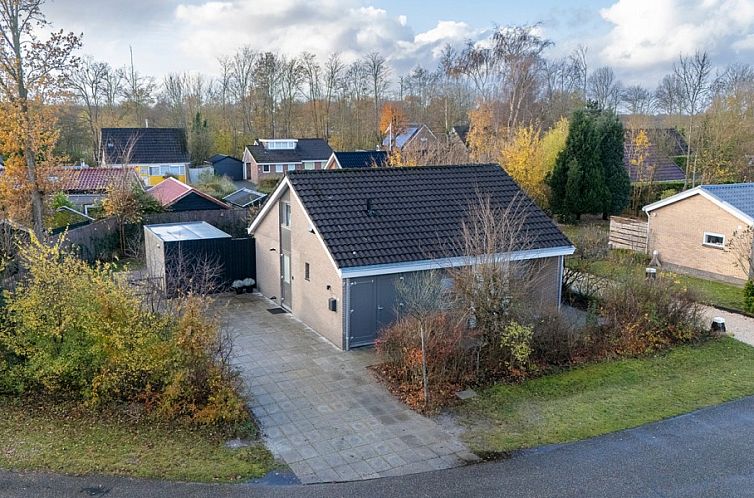 Robbenoort 106, 't Puttertje, vakantiehuis in Lauwersoog, Groningen met omringende herfstnatuur.