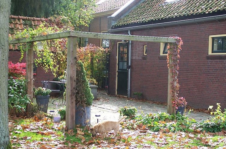 Geniet van de rustieke charme van Huisje in Ter Apel, een vakantiehuis omringd door groene natuur in het schilderachtige Zuidoost Groningen.