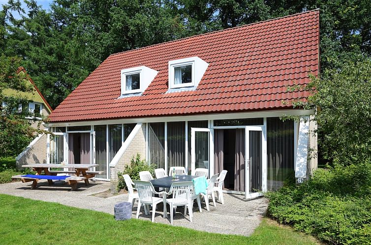 Comfort 12 bungalow met terras in Vlagtwedde, Zuidoost Groningen, omringd door natuur voor een ontspannen vakantie.