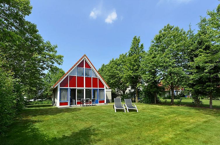 Starboard 4 vacation home in Steendam, southeast Groningen, surrounded by green nature and sunny garden with deck chairs.