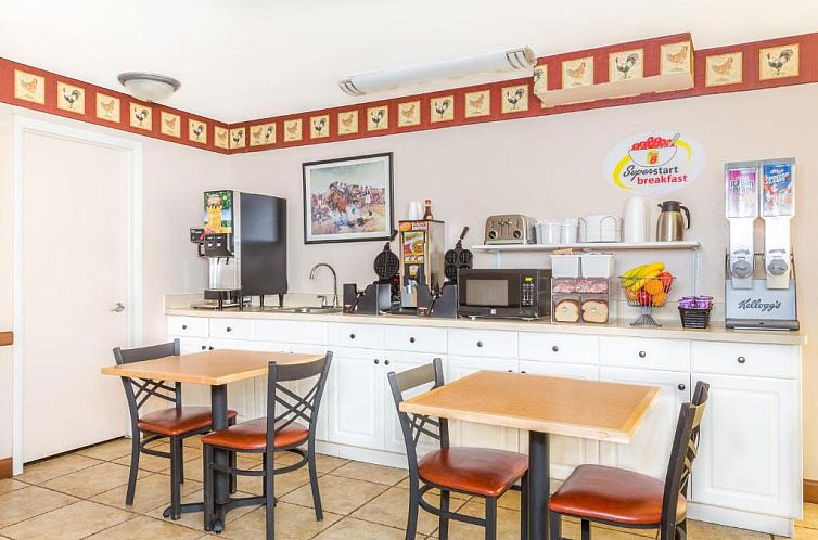 Super 8 by Wyndham Salina/Scenic Hills Area