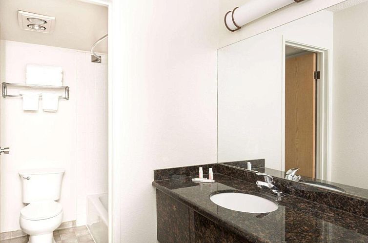 Super 8 by Wyndham Salina/Scenic Hills Area