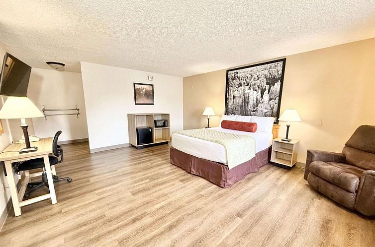 Super 8 by Wyndham Salina/Scenic Hills Area