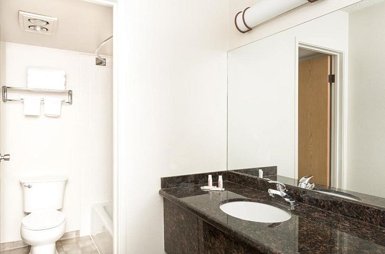 Super 8 by Wyndham Salina/Scenic Hills Area