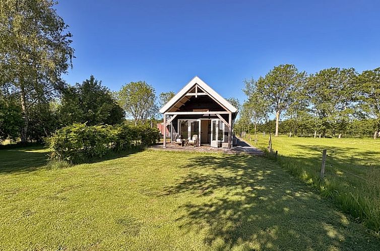 Ferienhaus in Jonkersvaart, im Suedwesten von Groningen gelegen, umgeben von gruenen Weiden.