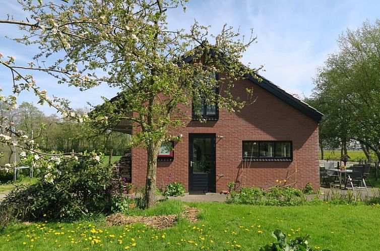 Huisje in Zevenhuizen, vakantiehuis met bloeiende tuin in Zuidwest Groningen, Groningen.