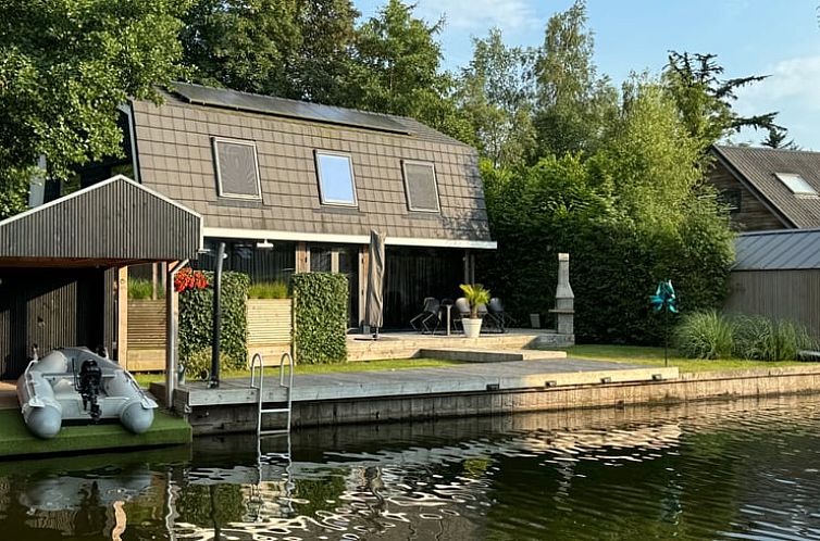 Huisje in Haren, vakantiehuis aan het water in Zuidwest Groningen, omgeven door groene natuur.