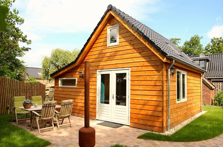 Gezellig vakantiehuisje in Lettelbert met houten gevel en terras in Zuidwest Groningen.