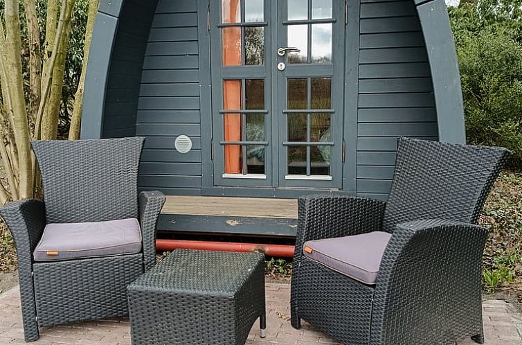 Geniet van de gezellige veranda bij het Vakantiehuisje in Opende, Zuidwest Groningen, perfect voor ontspannen momenten.