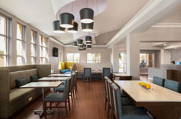 Hampton Inn & Suites Fort Lauderdale Airport
