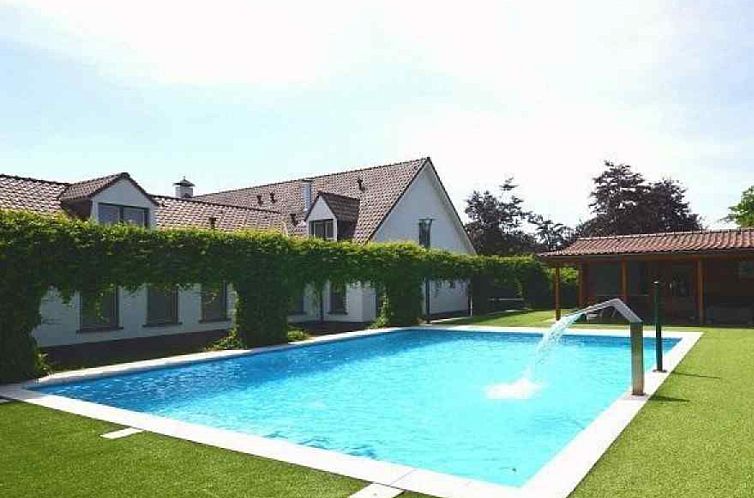 L133 vacation home with swimming pool in Kessel, Central Limburg, ideal for relaxation.