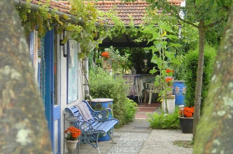 Vakantiehuisje in Baarlo, Noord Limburg met charmante veranda en groene omgeving.
