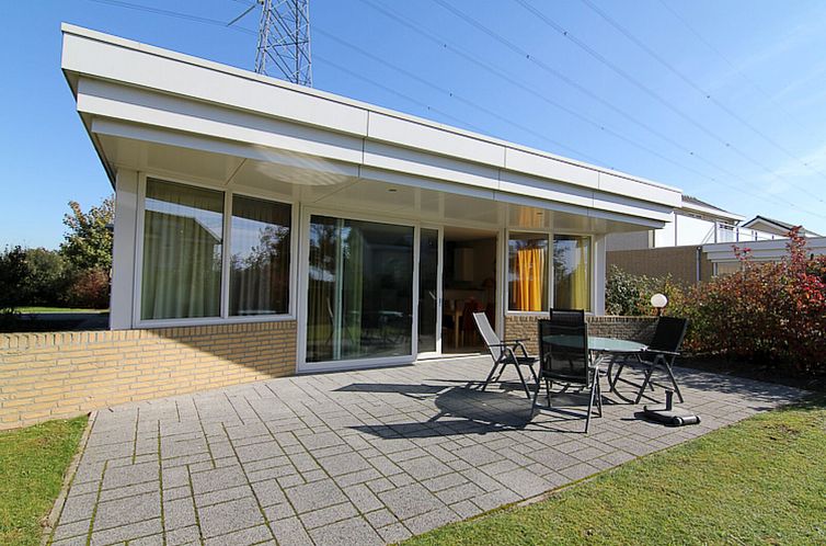 Moderne badkamer in Tuinvilla vakantiehuis in Heel, Midden Limburg met dubbele wastafel en jacuzzi.